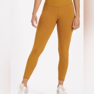 Vuori Women’s Golden Leggings Like New